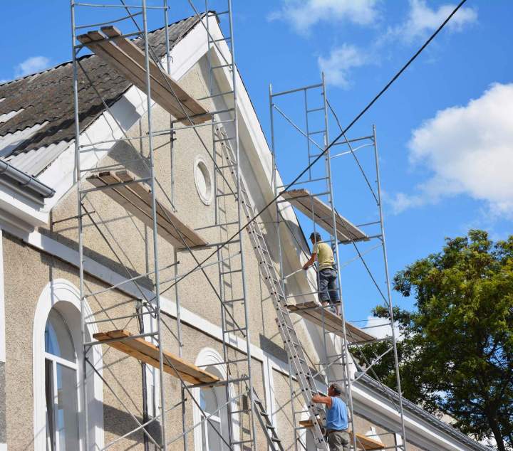 Entretien et démoussage de vos façades et toitures.